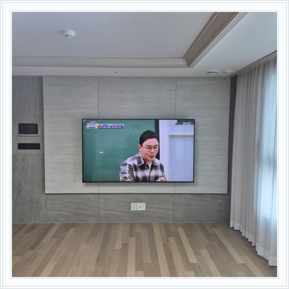 벽걸이TV 설치 참고 사진 10-1, TV와 벽면 배치