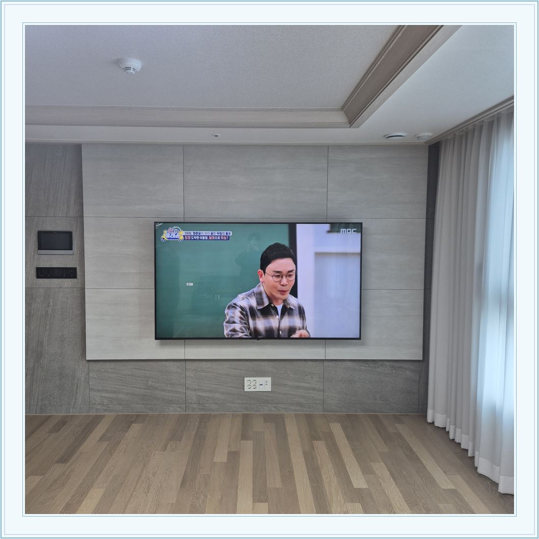 벽걸이TV 설치 참고 사진 26-2, TV와 벽면 배치