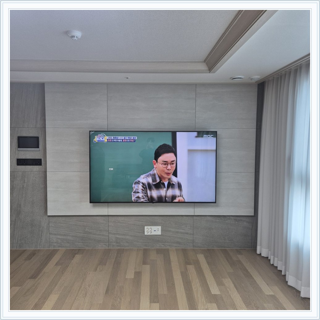 벽걸이TV 설치 참고 사진 38-2, TV와 벽면 배치