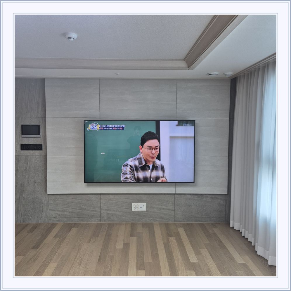 벽걸이TV 설치 참고 사진 42-2, TV와 벽면 배치
