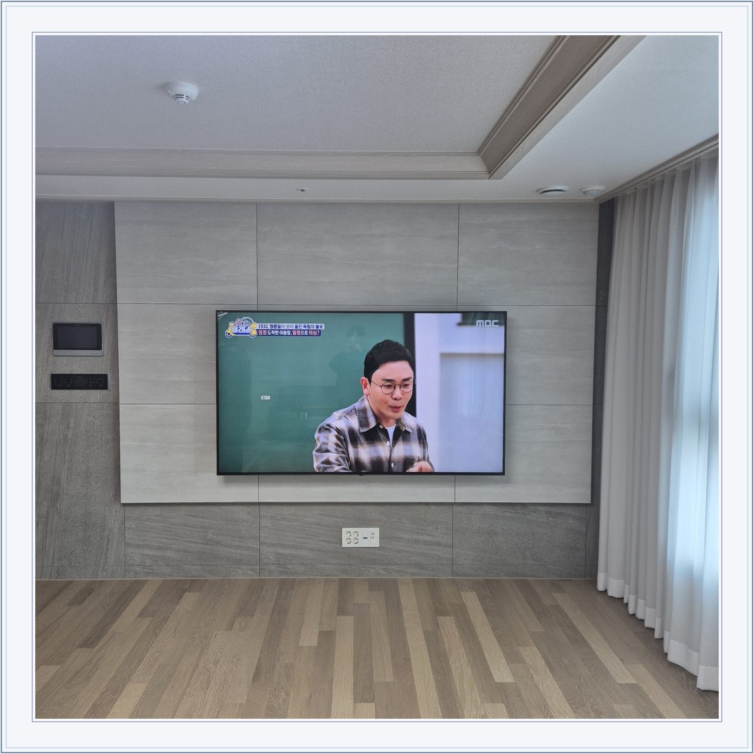벽걸이TV 설치 참고 사진 47-1, TV와 벽면 배치